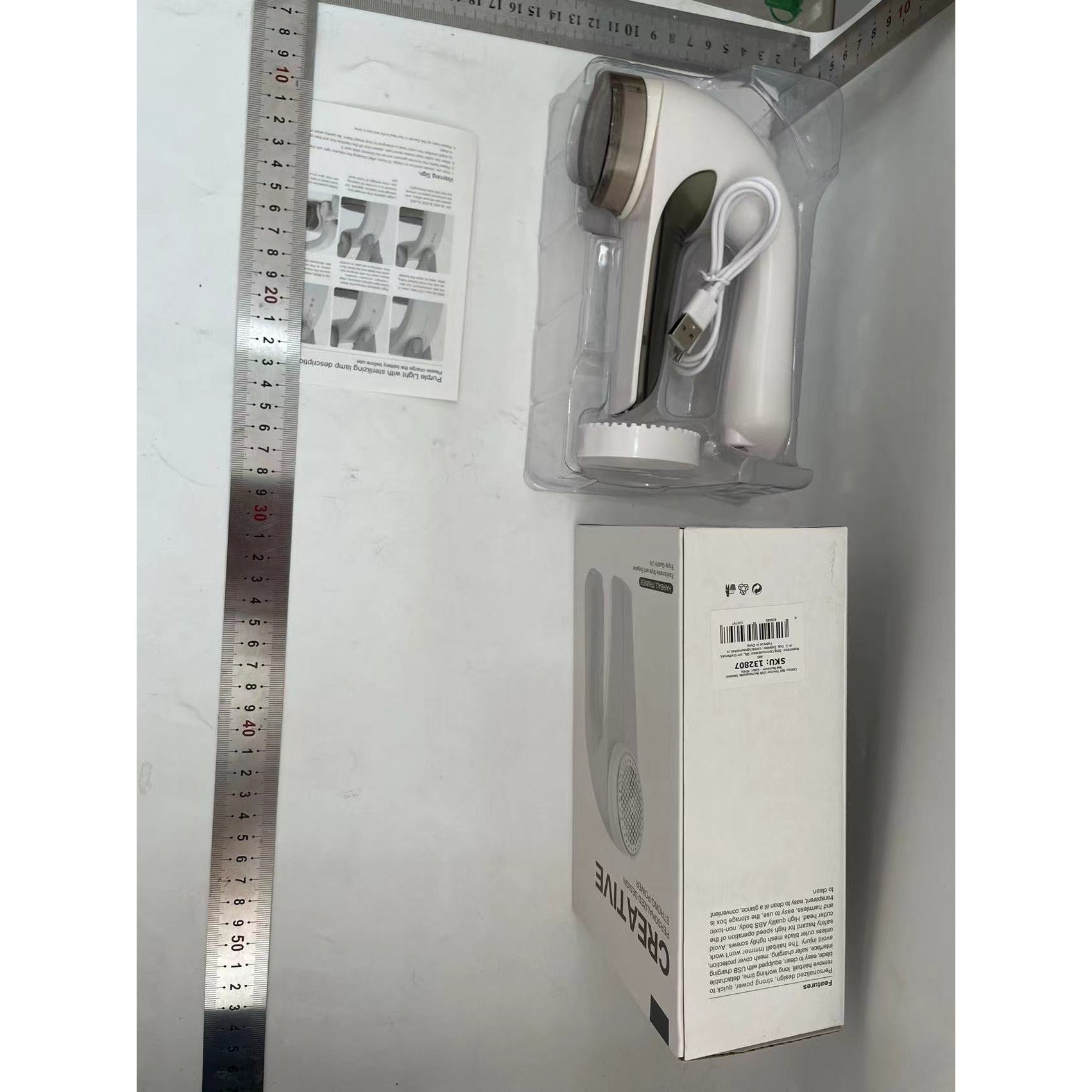 Aparat Pentru Curatat Scame, Par si Praf, Trimmer Textil cu Lame din Otel Inoxidabil, Reincarcabil USB, Design Ergonomic, Portabil, 15x6x9 cm, Alb