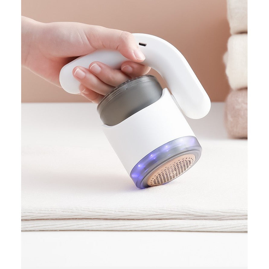 Aparat Pentru Curatat Scame, Par si Praf, Lame din Otel Inoxidabil, Lumina LED, Compartiment Colectare, Maner Reglabil, Design Ergonomic, 11x10.5x8.7 cm, Alb