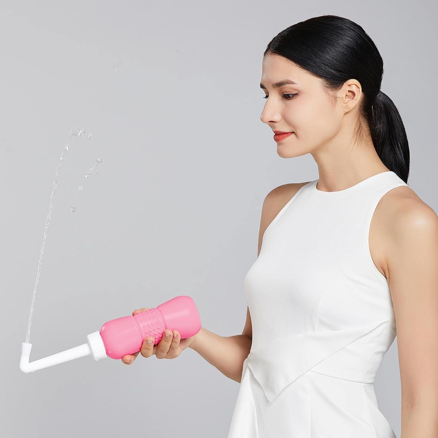 Bideu Portabil pentru Igiena Intima Postpartum si Postoperator, Irigator Ergonomic cu Capac si Husa Transport, Plastic Rezistent, 450 ml, Roz/Galben, 29.5x7 cm