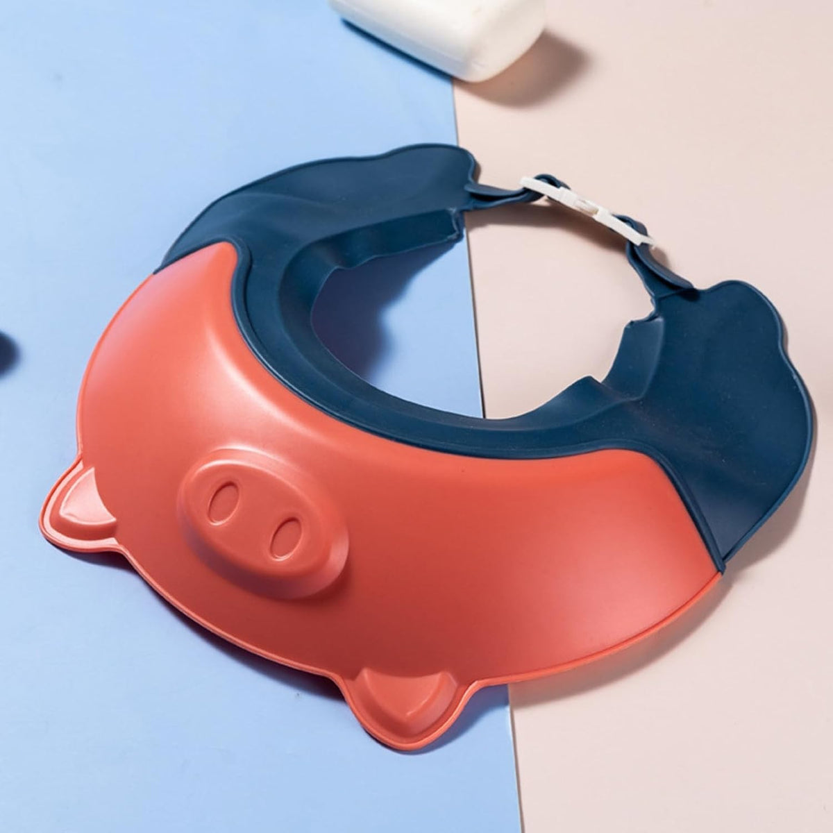 Viziera de Protectie Baie pentru Copii si Bebelusi Fippy, Protectie Ochi si Urechi Impotriva Samponului, Banda Ajustabila, TPE si Silicon, Model Purcelus, 23x23 cm, Rosu