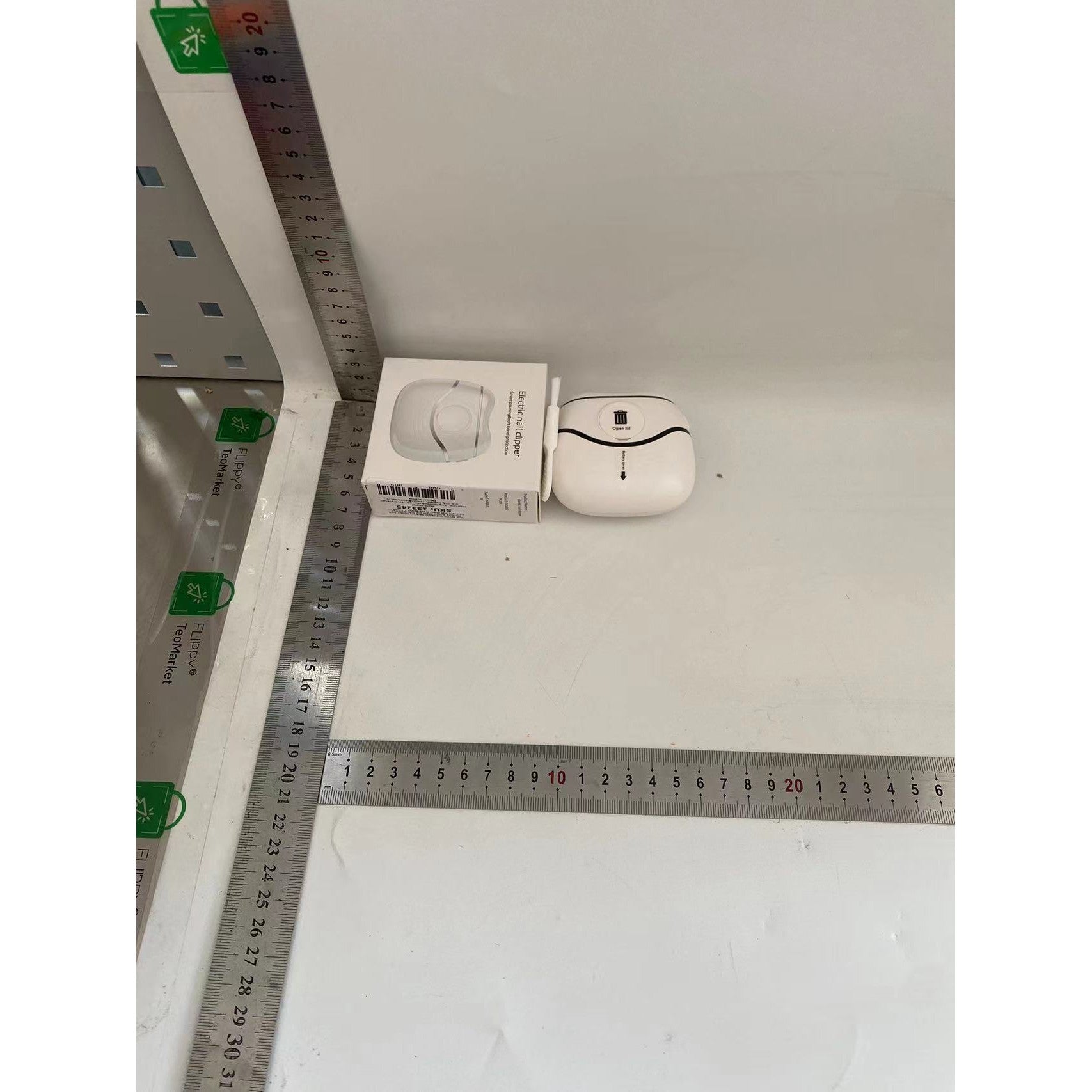 Unghiera Electrica pentru Copii si Adulti, Dispozitiv Portabil de Taiat si Pilat Unghiile, Zgomot Redus 50 dB, Alimentare 2 Baterii AA, 7.4 x 7.3 x 3 cm, Alb/Negru