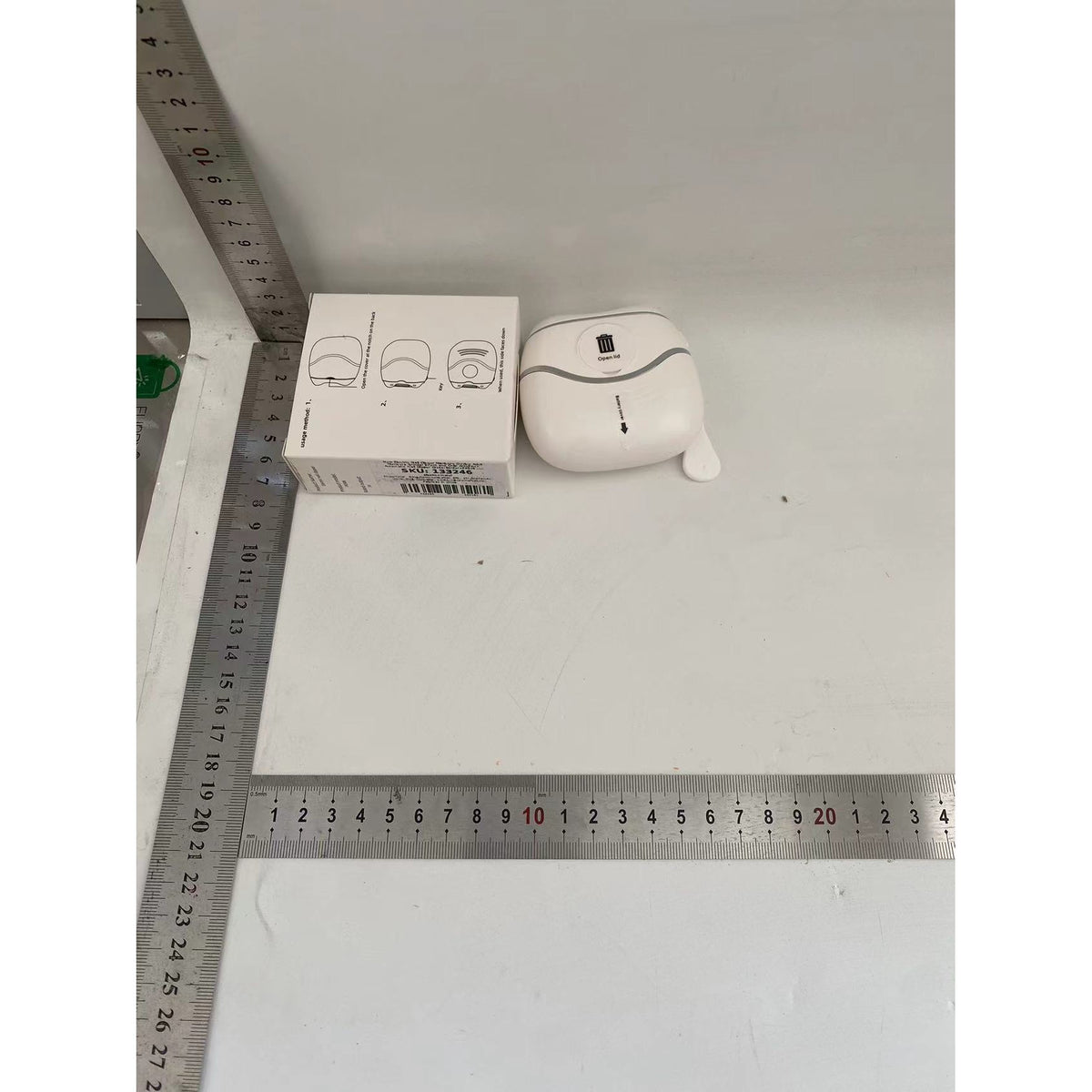 Unghiera Electrica pentru Copii si Adulti, Dispozitiv de Taiat si Pileat Unghii, Design Portabil, Silentioasa 50 dB, Functionare cu 2 Baterii AA, 7.4 x 7.3 x 3 cm, Alb
