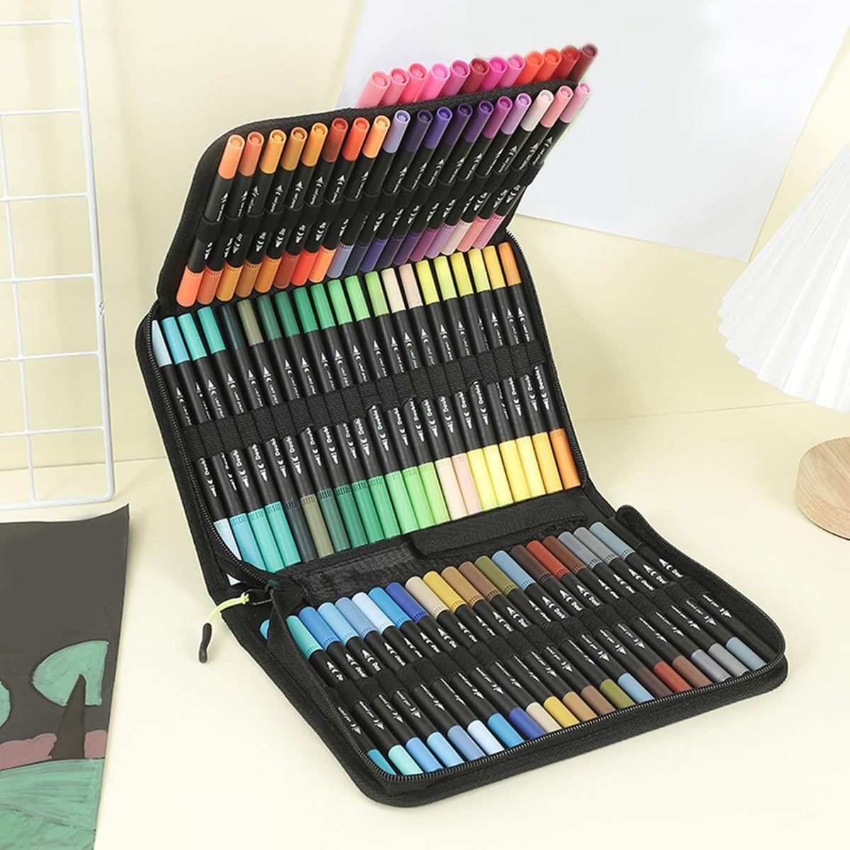 Set Carioci cu Doua Capete pentru Pictura si Caligrafie, Varf Pensula si Varf Subtire, Cerneala pe Baza de Apa, 72 Culori, Penar cu Fermoar inclus, Multicolor