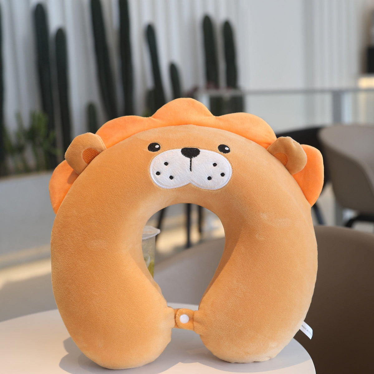 Pernă Călătorie Formă U, Suport Cervical Ergonimic, Spumă cu Memorie și Husă Catifea Detașabilă, Sistem Prindere Capse, 30x30 cm, Model Leu, Maro