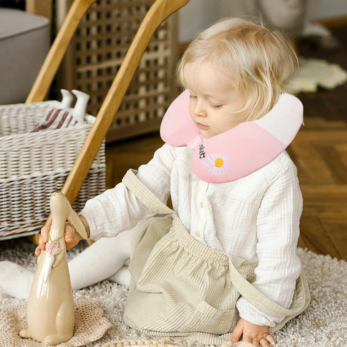Pernă de Călătorie Ergonomică în Formă de U, Spumă cu Memorie pentru Susținere Gât și Cap, Husă Catifea Detașabilă, Sistem Prindere Capse, Model Iepuraș, 30x30 cm, Roz-Alb