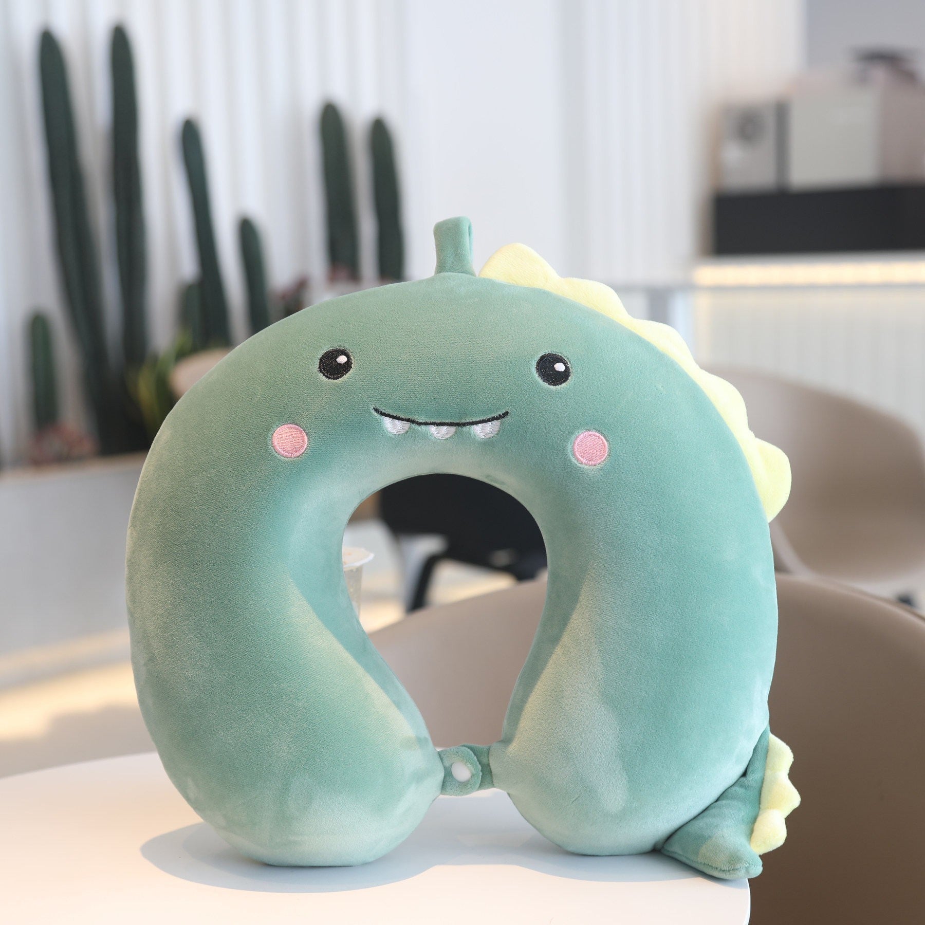 Pernă de Călătorie în Formă de U, Spumă cu Memorie, Design Ergonomic, Husă Detașabilă din Catifea, Sistem Prindere Capse, 30x30 cm, Model Dinozaur Verde