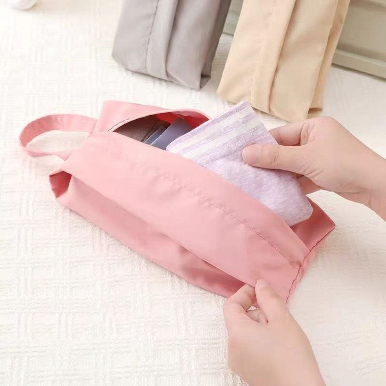 Geanta de Depozitare pentru Lenjerie si Cosmetice, Organizator Voiaj Impermeabil cu Maner, Material Lavabil, 10.5 x 28 cm, Roz