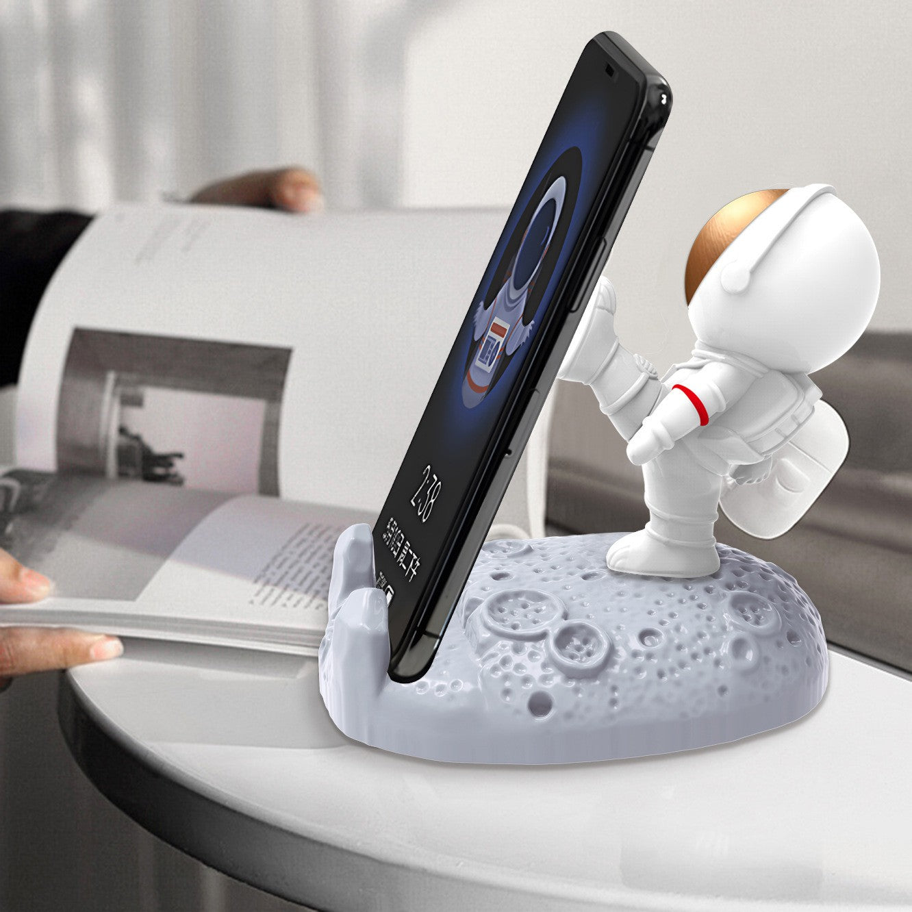 Suport Telefon pentru Birou, Statueta Decorativa Model Astronaut, Suport Mobil pentru Copii, Rasina, 9 x 10 x 6.5 cm, Alb/Auriu