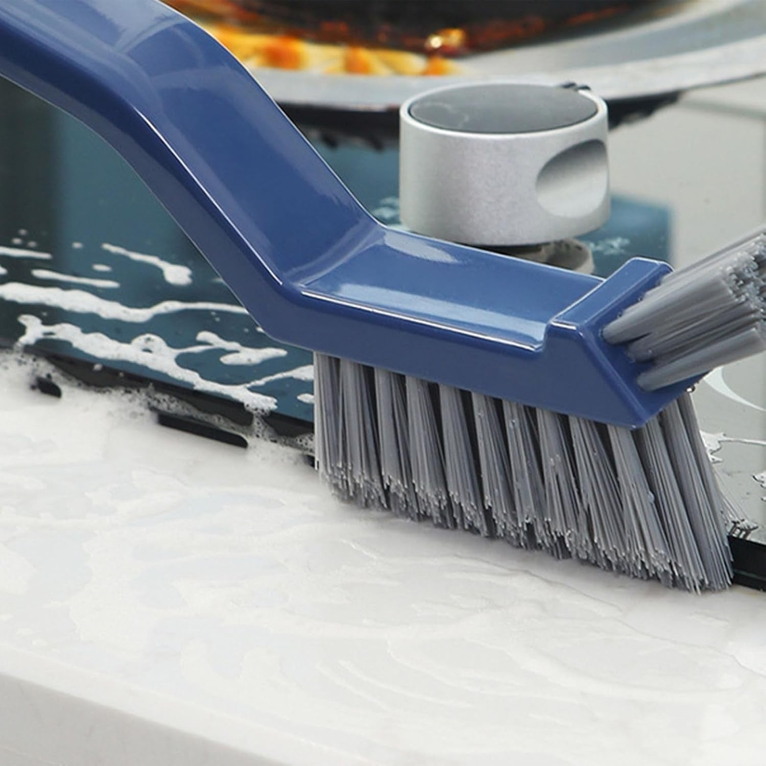 Perie 3 in 1 pentru Curatat Podele si Rosturi, Cap Triunghiular pentru Colturi, Cleste Scame Inclus, Maner Ergonomic 28 cm, Polipropilena si Otel, Albastru