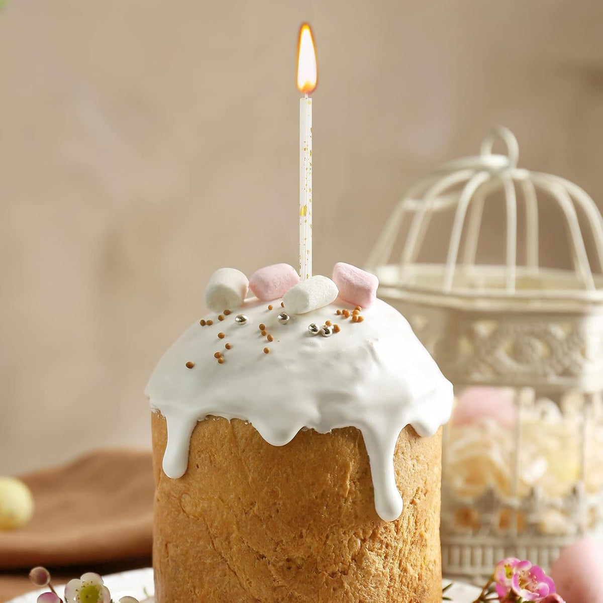 Set 6 Lumanari Tort Happy Birthday, Lumanari Lungi Tip Creion cu Sclipici si Paiete, Parafina cu Suport, 10 cm, Alb/Auriu