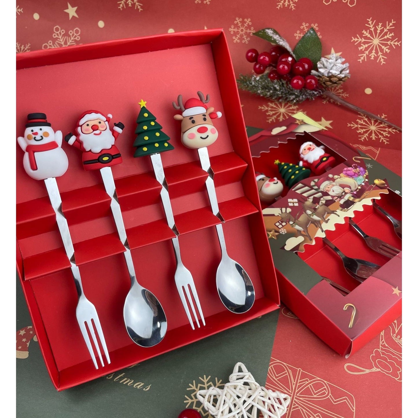 Set 4 Tacamuri pentru Craciun cu Figurine din Silicon, 2 Linguri si 2 Furculite, Otel Inoxidabil 410, Cutie Cadou Festiva, 13.5 cm, Rosu
