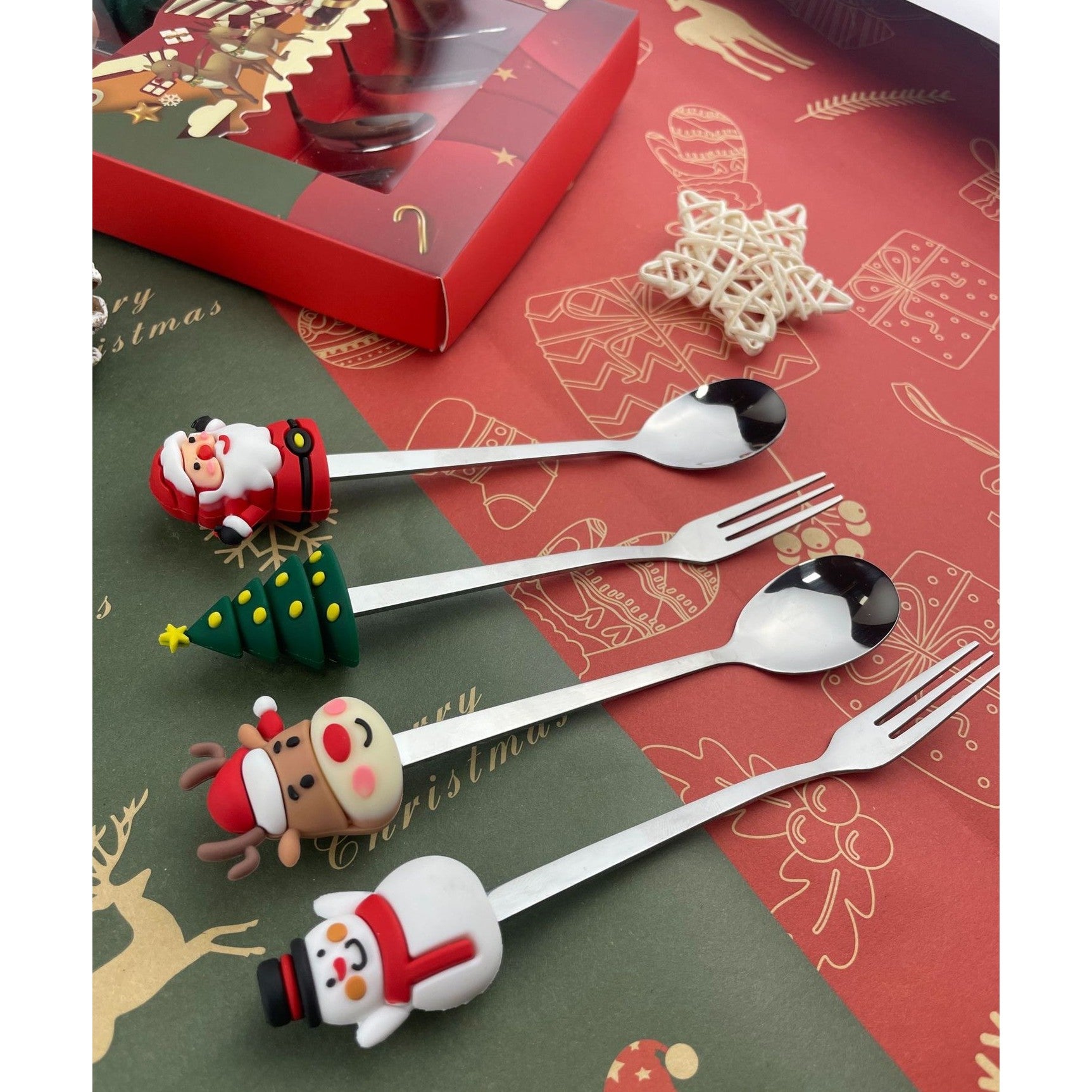 Set 4 Tacamuri pentru Craciun cu Figurine din Silicon, 2 Linguri si 2 Furculite, Otel Inoxidabil 410, Cutie Cadou Festiva, 13.5 cm, Rosu