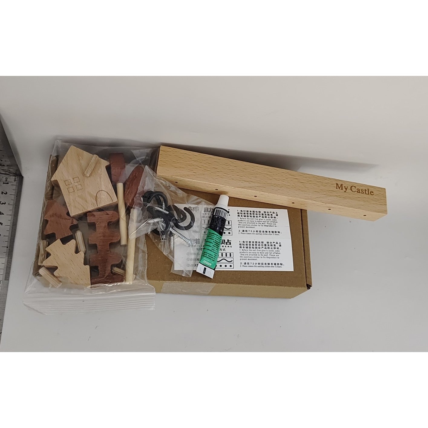 Suport pentru Chei si Accesorii, Cuier de Perete cu 6 Carlige, Model Casuta, Montare Fara Gaurire cu Adeziv Inclus, Lemn Natural, 14.5 x 2 x 22.5 cm, Maro/Negru