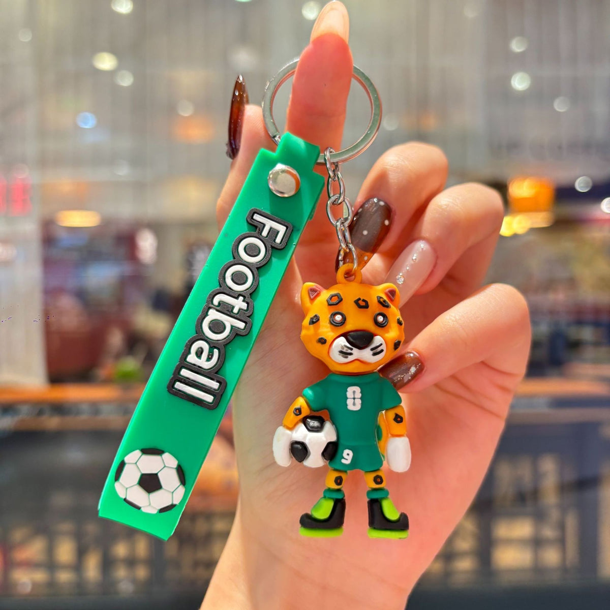 Breloc Chei Cu Mascota Fotbal Leopard, Cupa Mondiala, Accesoriu Pentru Rucsac Si Ghiozdan, Cauciuc Moale, 6.2 x 3.4 cm, 26 g, Verde