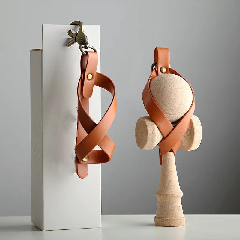 Husa Kendama pentru Depozitare si Transport, Model Breloc cu Catarama si Capse, Piele Ecologica, 12 x 6 cm, Maro Deschis