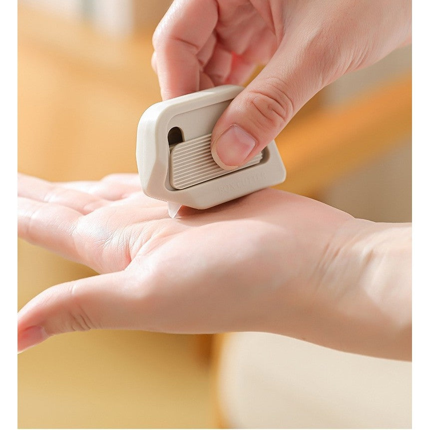 Cutter Portabil Universal, Lama Ceramica Autoretractabila, Magnet Integrat pentru Frigider, ABS, Alb