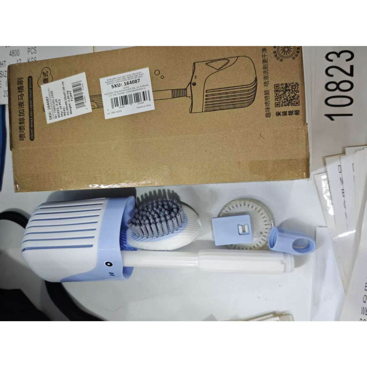 Perie de Toaleta cu Suport de Perete, Rezervor Detergent si Pulverizator, 2 Tipuri de Peri TPR si PET, Montare Fara Gaurire, Model Balena, Albastru