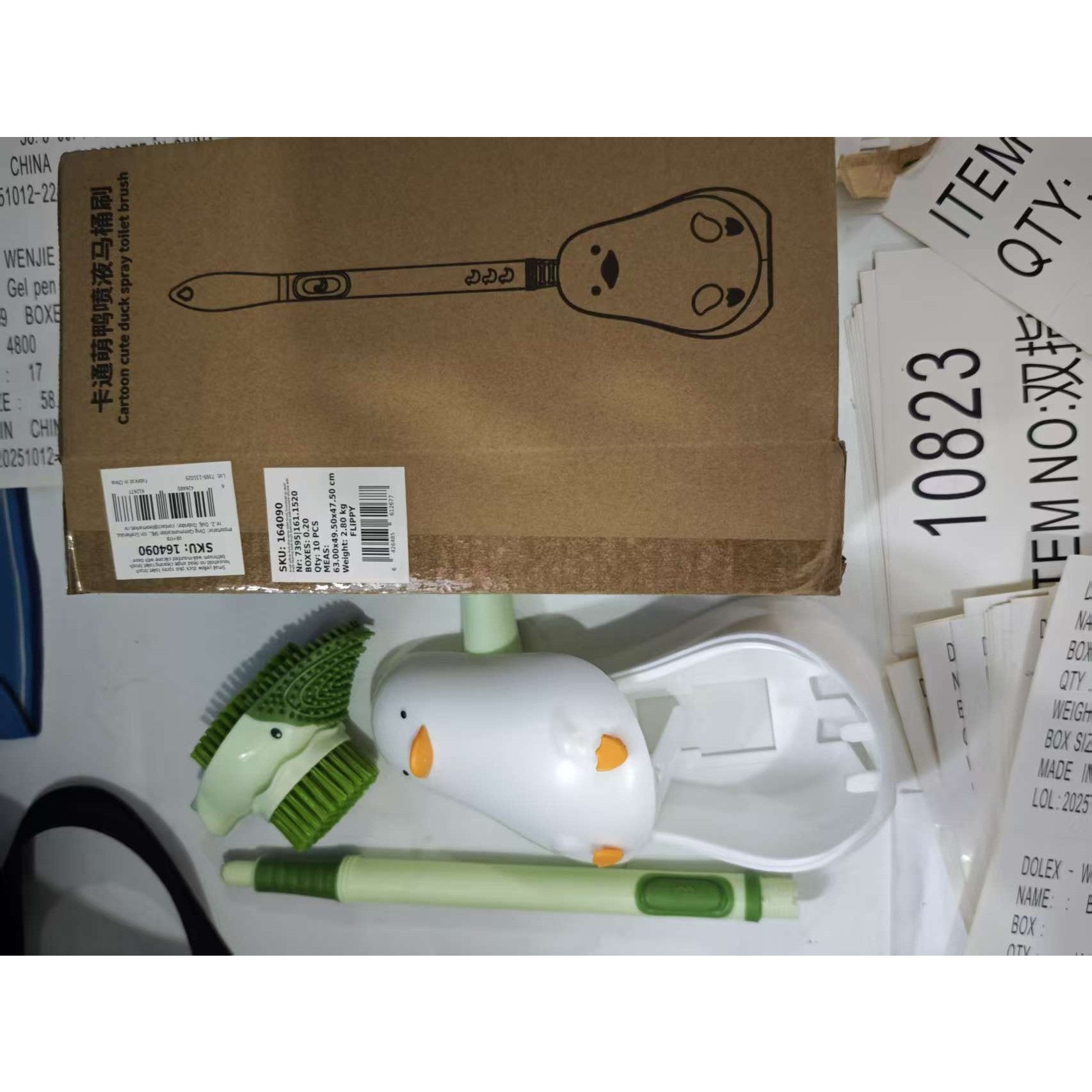 Perie de Toaleta cu Rezervor Detergent, Suport de Perete fara Gaurire, 2 Tipuri de Peri TPR si PET, Design Rata, Verde, 43 cm