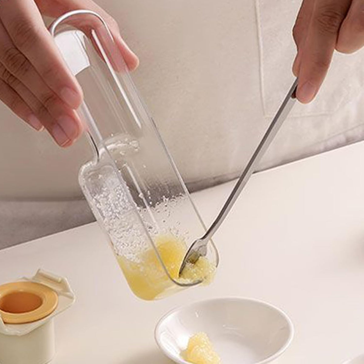 Răzătoare Manuală Multifuncțională 3 în 1 pentru Legume și Usturoi, Mandolină cu Recipient Stocare și Protecție Mâini, Oțel Inoxidabil și Plastic, 15.5 cm, Alb