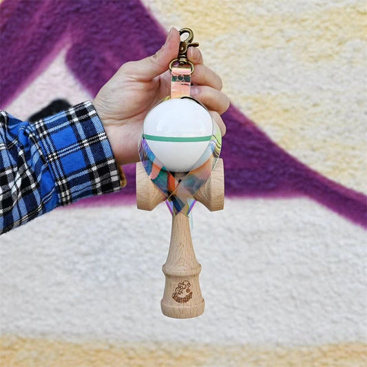 Husa pentru Kendama, Suport Depozitare si Transport cu Catarama Tip Breloc, PVC Rezistent, Sistem Prindere Capse Metalice, 12 x 6 cm, Magic Multicolor