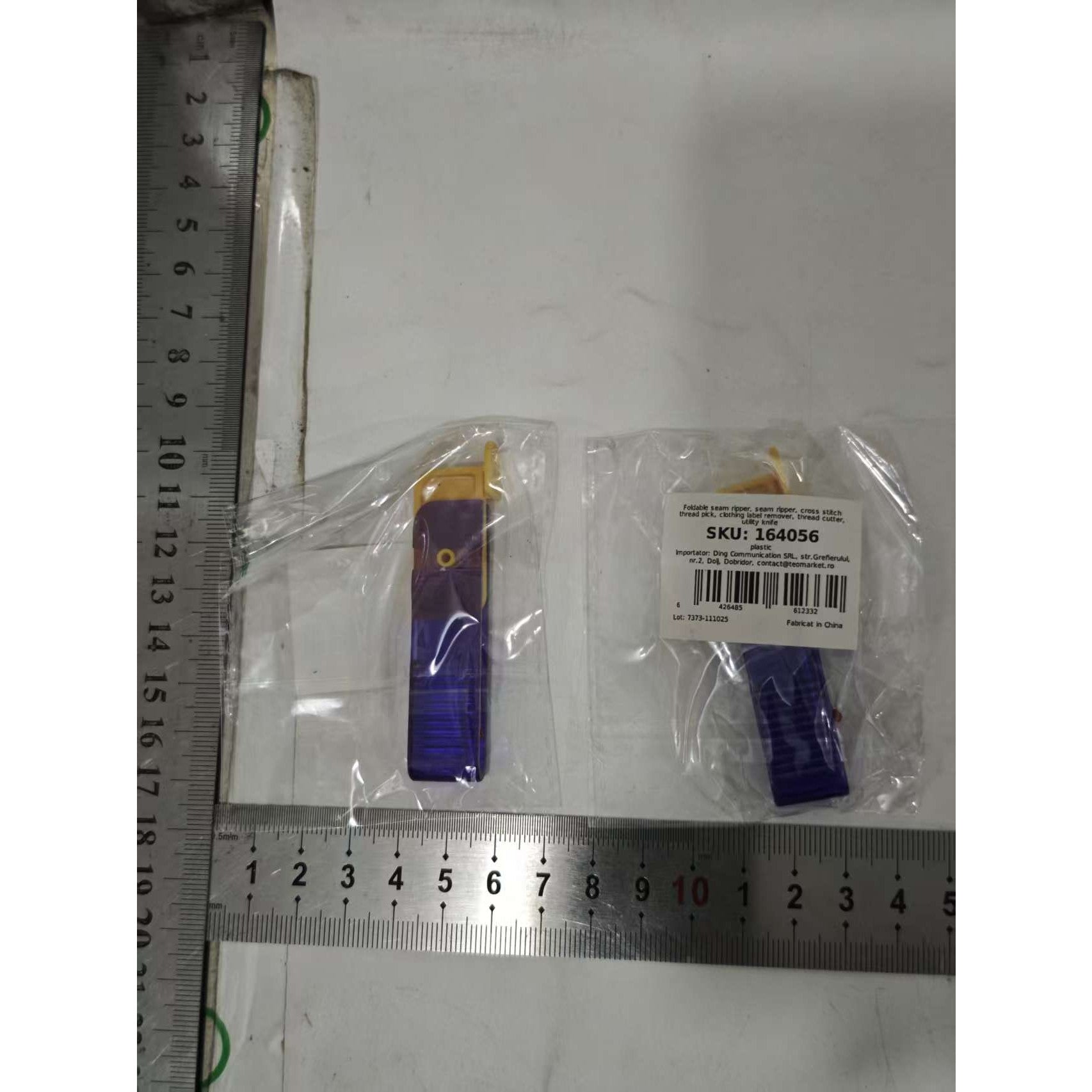 Dispozitiv pentru Descusut si Taietor de Etichete, Instrument 2-in-1 pentru Croitorie si DIY, Design Pliabil si Ergonomic, Plastic si Metal, 1.7 x 7 cm, Mov