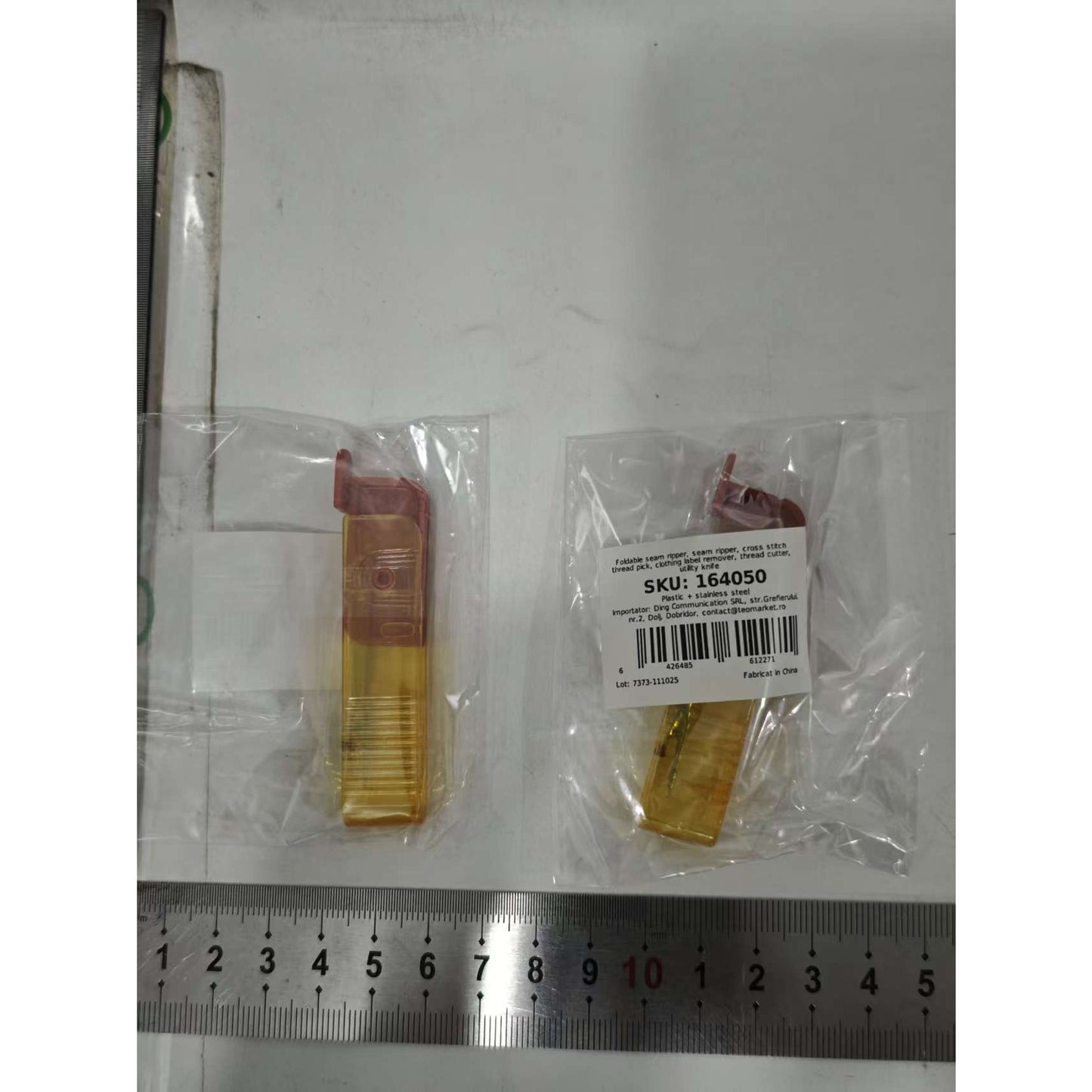 Dispozitiv pentru Descusut și Tăietor de Etichete, Instrument 2-în-1 pentru Croitorie, Design Pliabil și Portabil, Plastic și Metal, 1.7 x 7 cm, Galben/Roșu