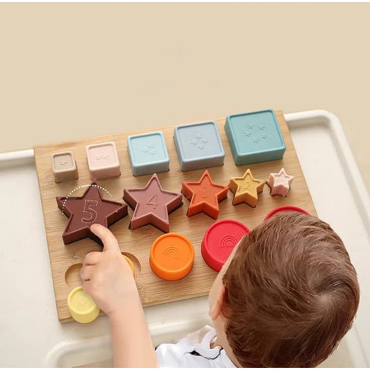 Jucarie Educativa Montessori, Sortator Forme Geometrice Stivuibile pentru Dezvoltare Senzoriala, Silicon Alimentar si Lemn de Bambus, 15 Piese, 27 x 19 cm, Multicolor, +12 Luni