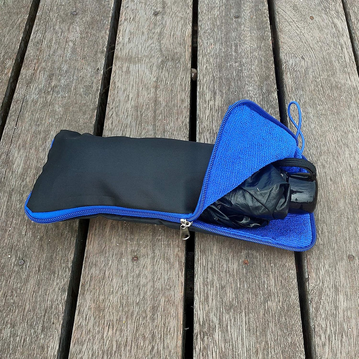 Husă Depozitare Umbrelă Pliabilă, Interior Microfibră Absorbantă, Exterior Impermeabil Oxford cu Fermoar și Agățătoare, 28 x 12 cm, Negru/Albastru