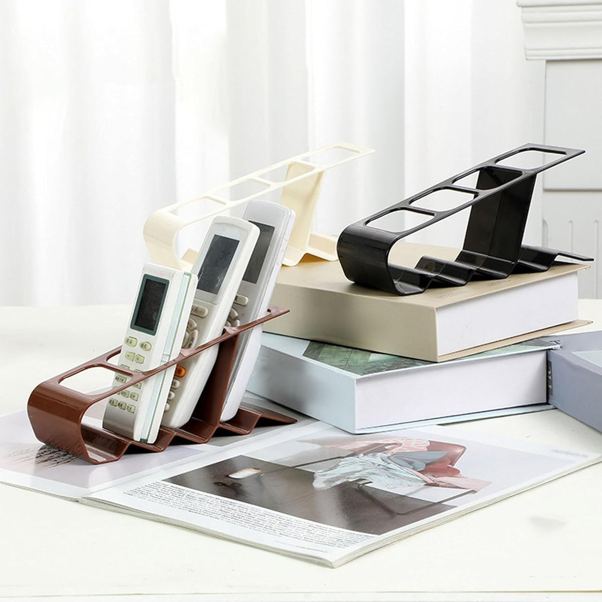 Suport Organizator de Birou pentru Telecomenzi și Telefoane, 4 Compartimente Multifuncționale, Plastic Rezistent, 18 x 7 x 9 cm, Maro