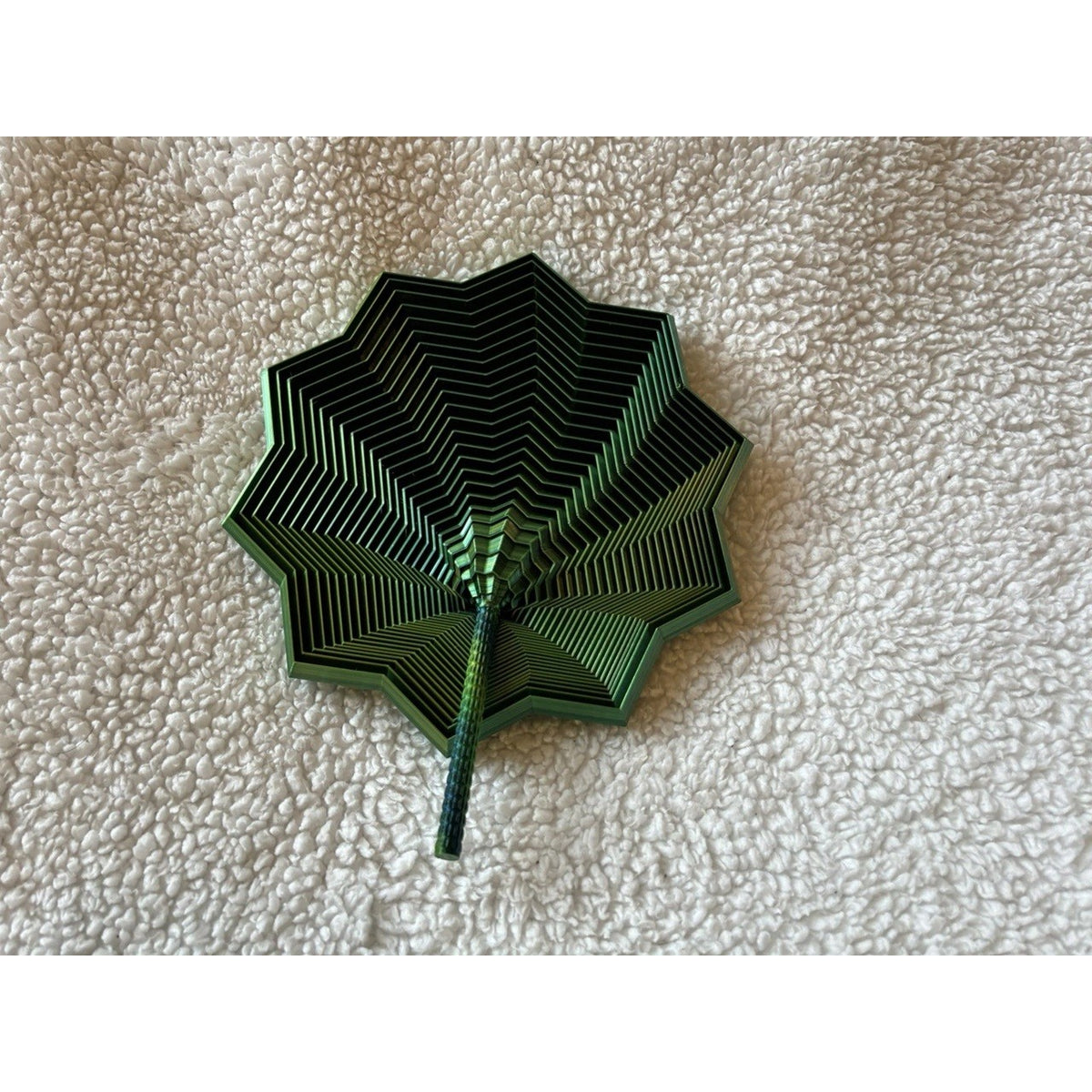 Jucarie Decompresie Anti-stress, Stea 3D Geometrica Extensibila, Model Turn Magic cu Maner Spirala, Tehnologie Imprimare 3D din Material PLA, Efect DuoChrome, 17 cm, Negru/Verde