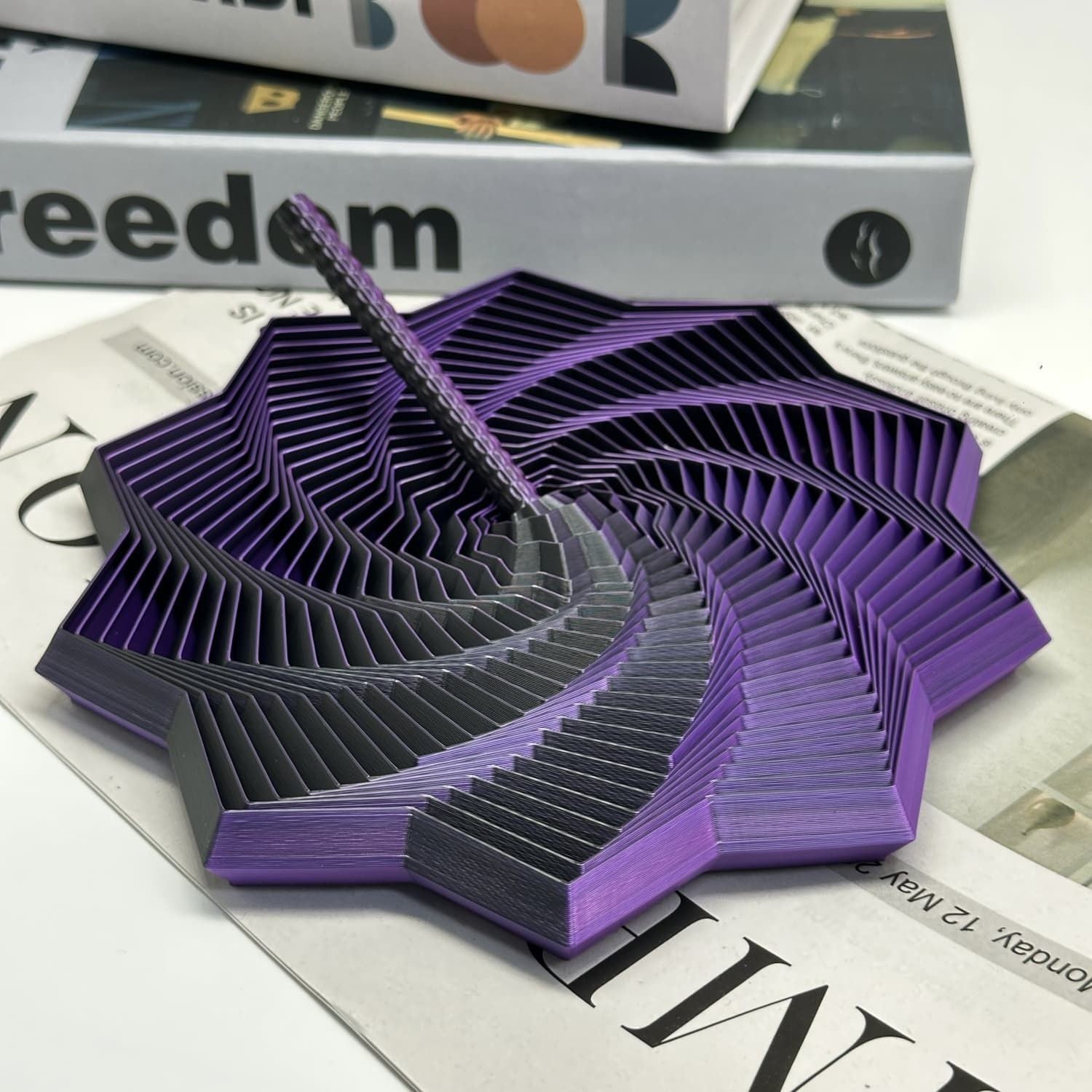 Jucarie Decompresie Anti-stress, Stea 3D Geometrica Extensibila cu Maner Spirala, Turn Magic Senzorial, Material PLA Imprimat 3D, Efect DuoChrome, 11 cm, Negru/Mov