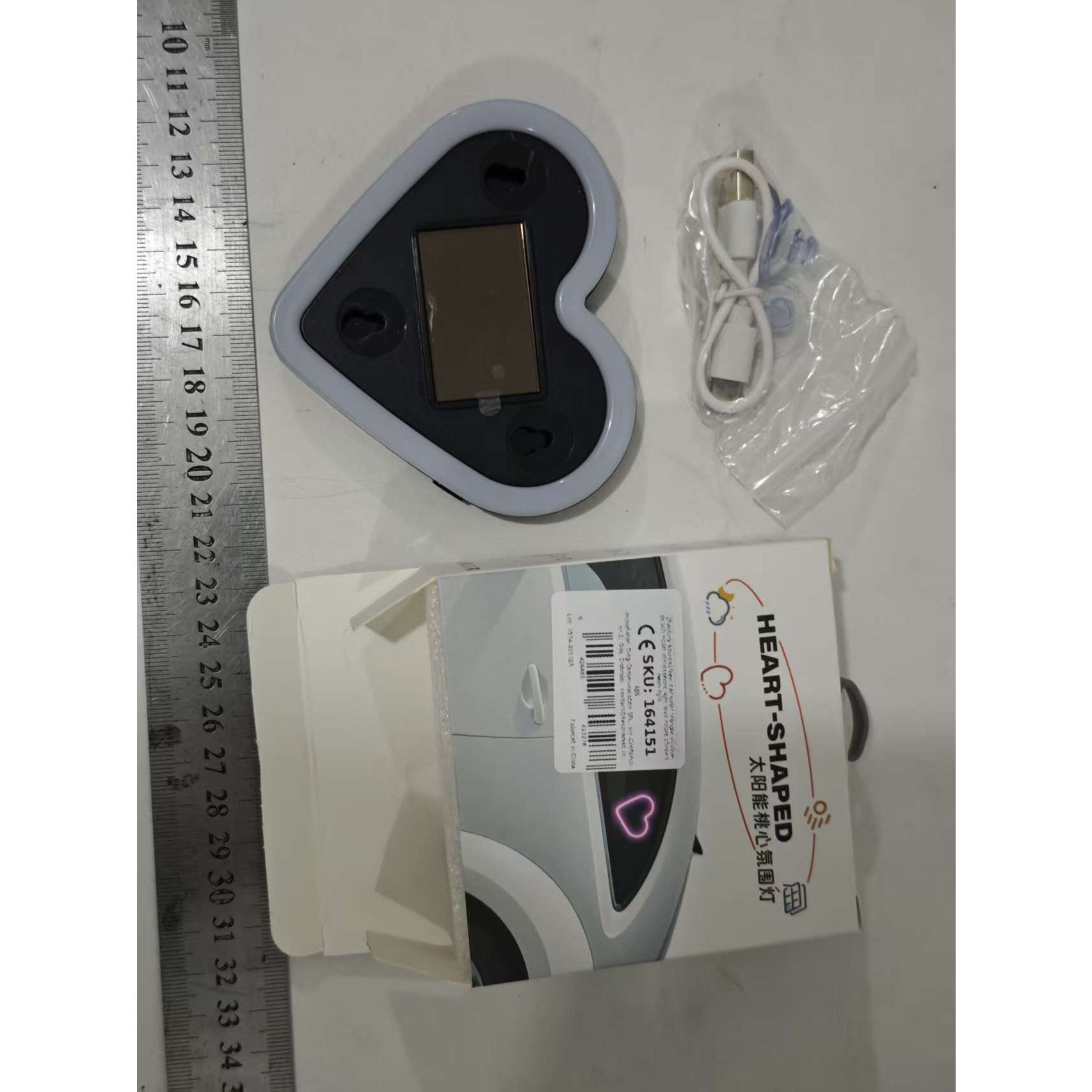 Lumini Auto Ambientale Neon, Model Inima, Incarcare Solara si USB Type-C, Afisaj Baterie, Material ABS cu 3 Ventuze, 9.7 x 8.4 x 1.6 cm, Albastru