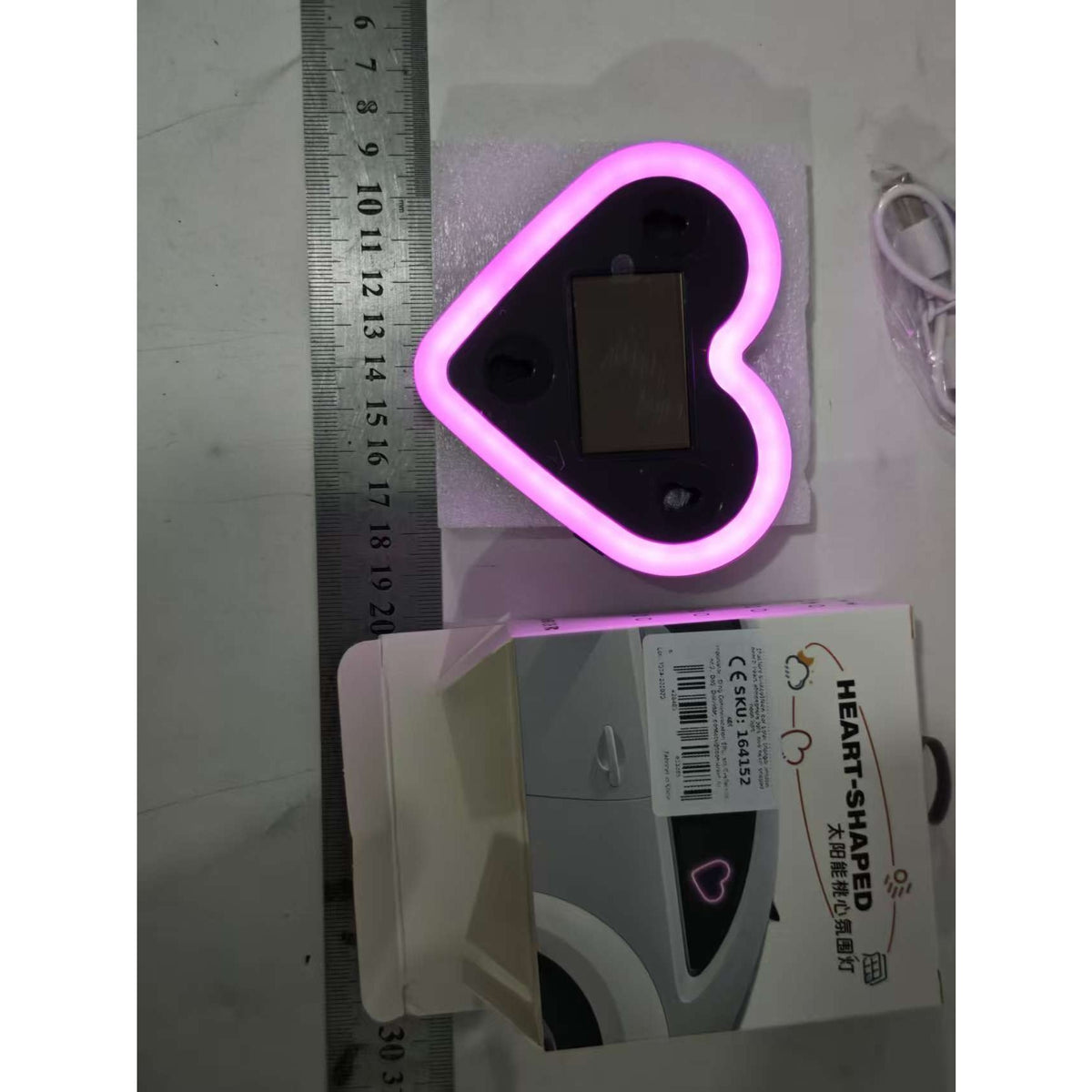 Lumină Auto Ambientală, Model Inimă cu Încărcare Solară și USB Type-C, Afișaj Baterie, Material ABS, 9.7 x 8.4 x 1.6 cm, Roz