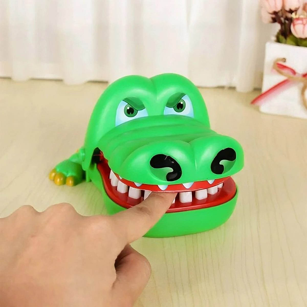 Jucarie Interactiva Crocodil Dentist, Joc De Grup Si Familie, Indemanare Si Suspans, Plastic Rezistent, 13 Dinti, Model Extra Big 21 x 14.5 x 11 cm, Verde