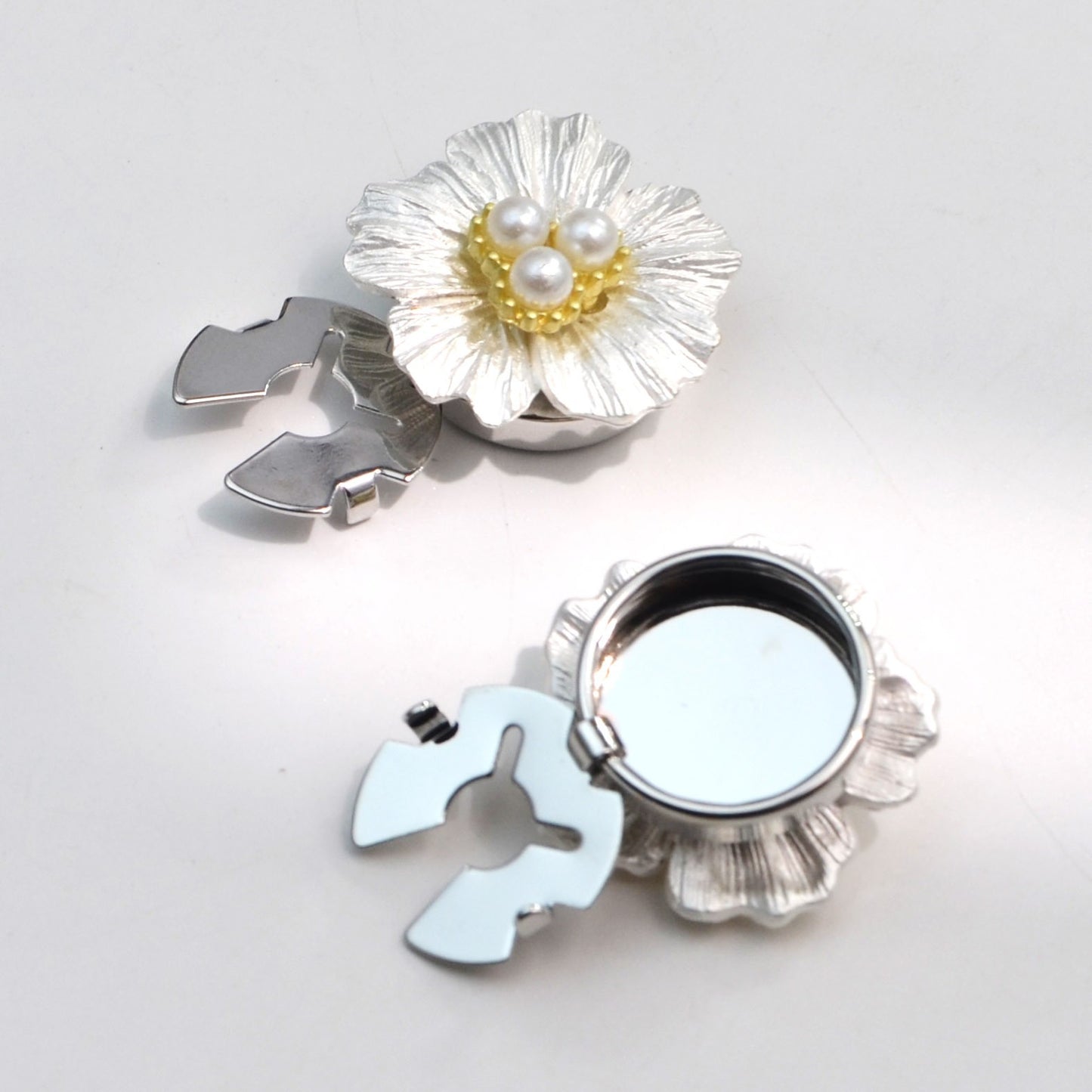 Accesoriu Decorativ Pentru Nasturi, Model Floare Cu Perle, Bijuterie Vestimentara Detasabila, Metal, 2.5 x 1.7 cm, Argintiu