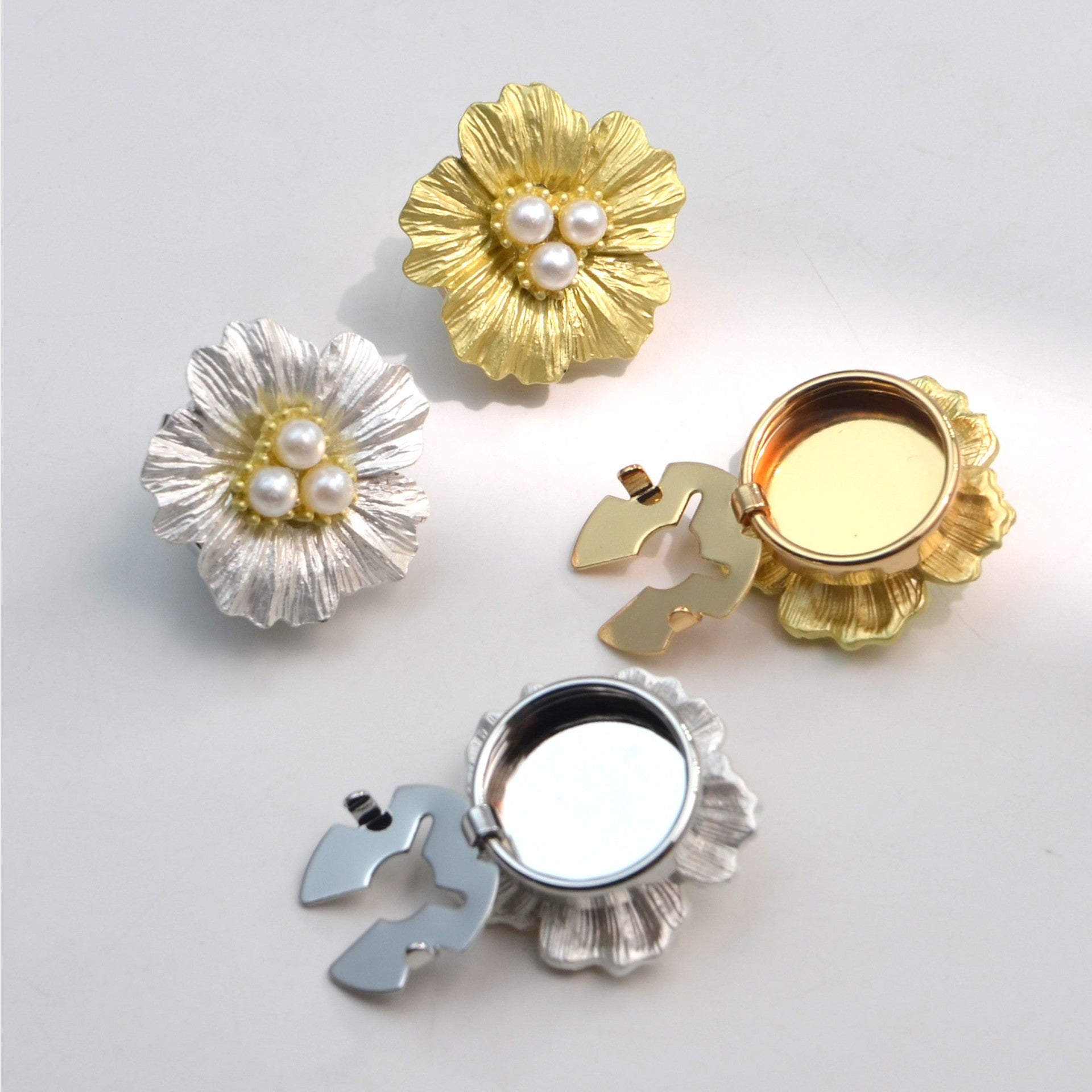 Accesoriu Decorativ Pentru Nasturi, Model Floare Cu Perle, Design Elegant Pentru Camasi Si Rochii, Metal, 2.5 x 1.7 cm, Auriu