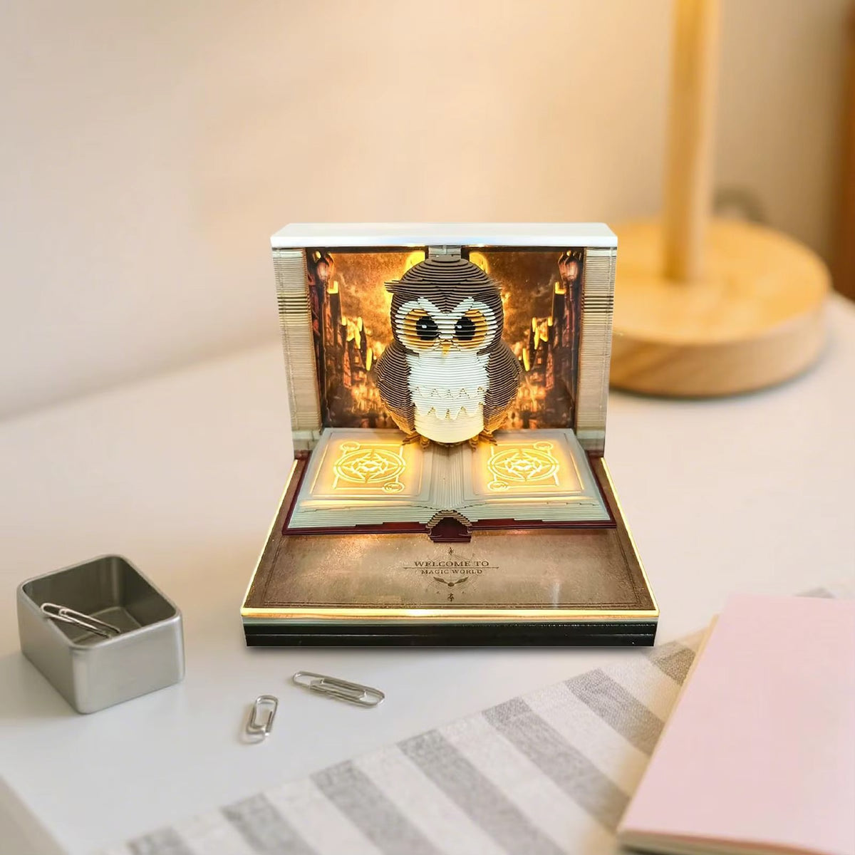 Calendar Interactiv 3D 2026, Sculptura Tip Carte cu Iluminare LED, Model Bufnita Magic World, Ornament pentru Birou, Maro, 9 x 9 x 6.8 cm