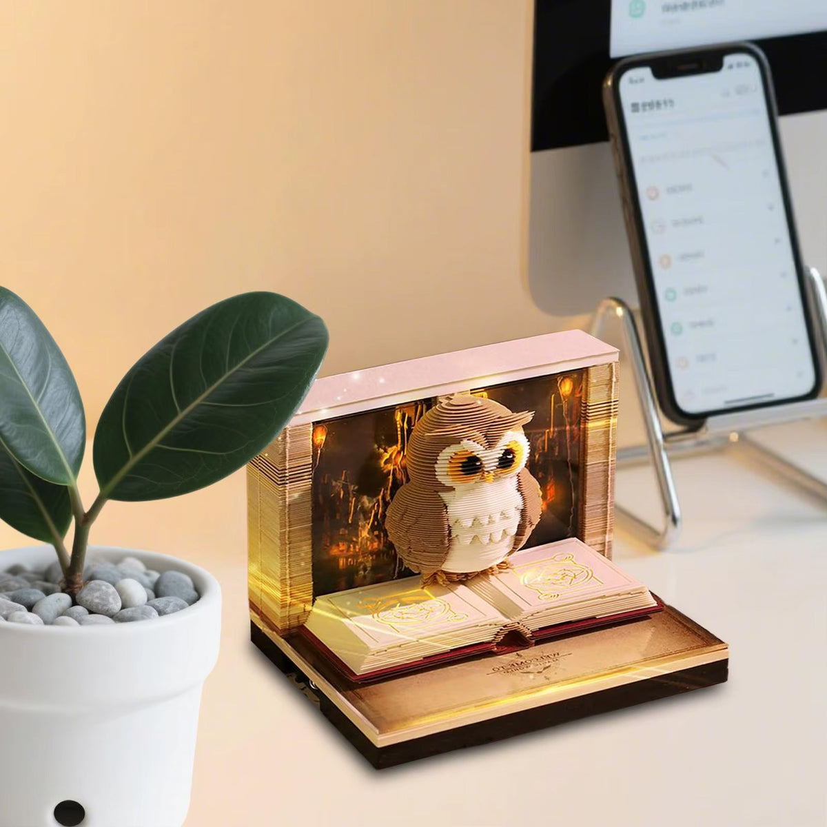 Calendar Interactiv 3D 2026, Sculptura Tip Carte cu Iluminare LED, Model Bufnita Magic World, Ornament pentru Birou, Maro, 9 x 9 x 6.8 cm