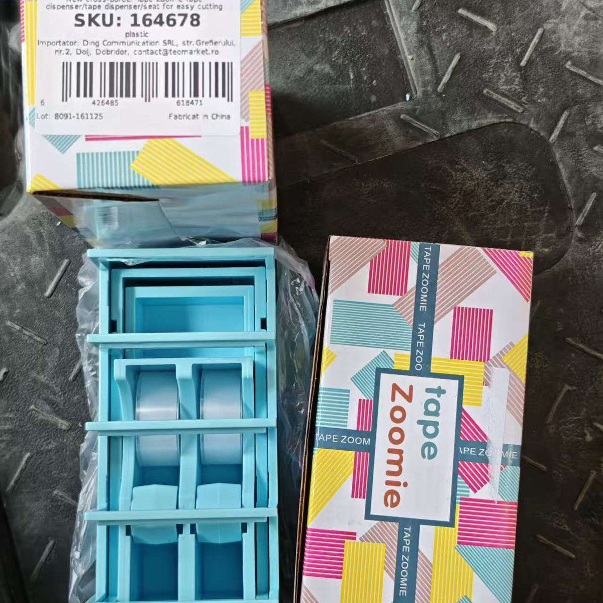 Dispenser Banda Adeziva, Suport pentru Birou si Scoala, Baza Stabila cu Compartimente Organizatoare, Plastic Rezistent, 15.5 x 7.7 x 7.4 cm, Albastru Deschis
