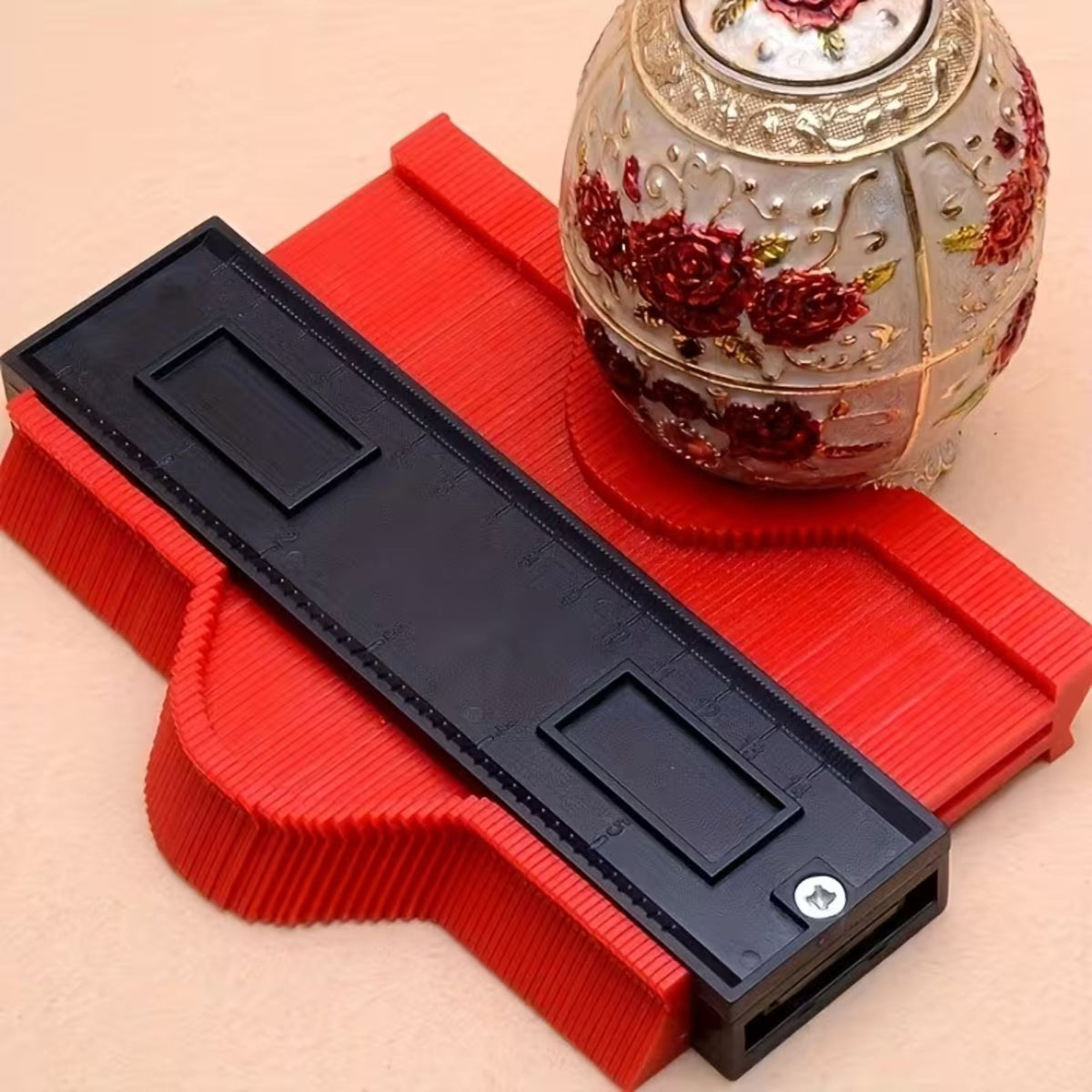 Sablon Masurare Contur si Copiere Forme Neregulate, Rigla Integrata, Profile Gauge pentru Tamplarie si Montaj Gresie, Plastic Rezistent, 14.6 x 10.5 cm, Rosu/Negru