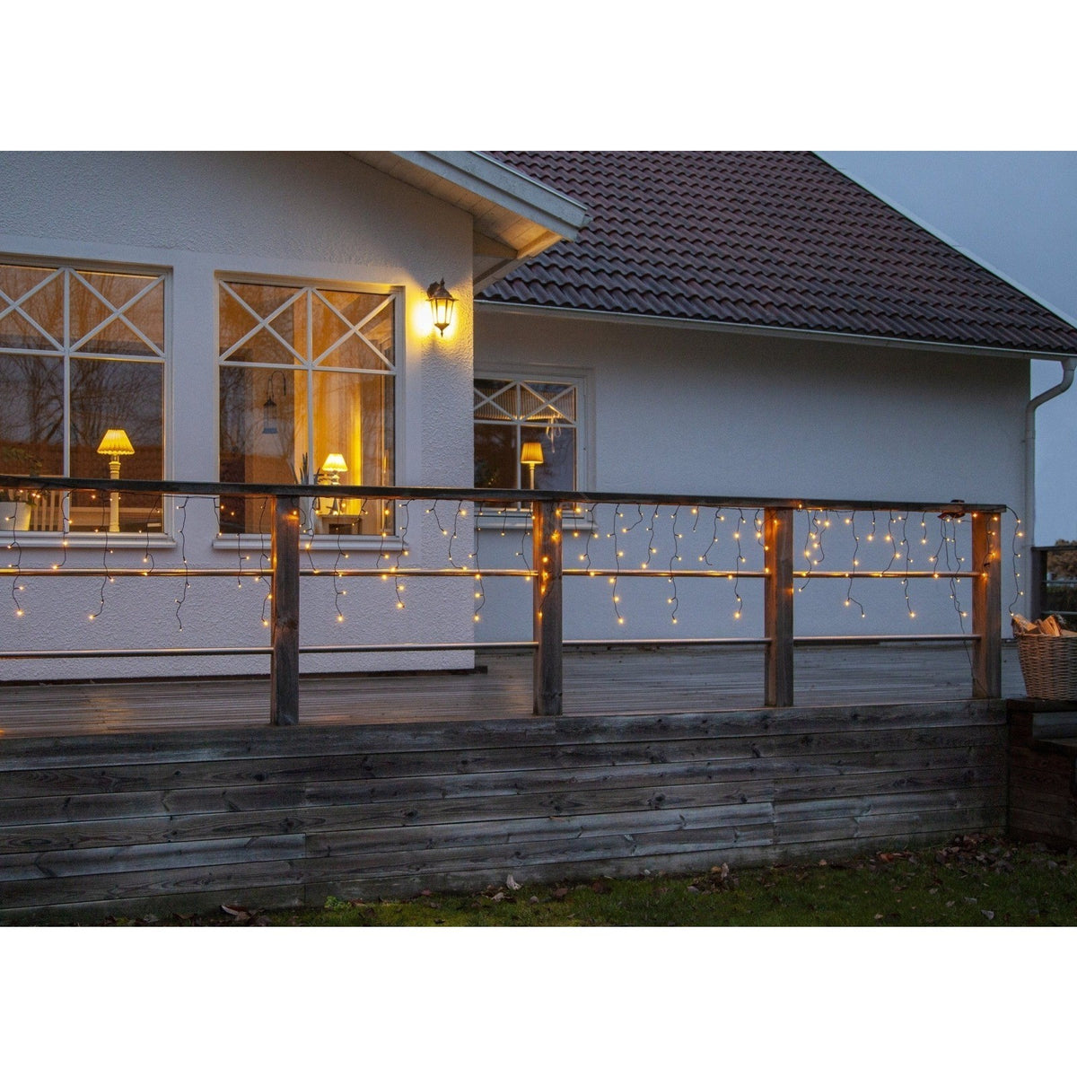 Instalatie Solara Craciun Tip Turturi, Perdea Franjurata cu 143 LED-uri, Exterior IP44, 8 Jocuri de Lumini cu Telecomanda, Acumulator 2400 mAh, Fir Negru, 5 m + 5 m Prelungitor, Alb Cald