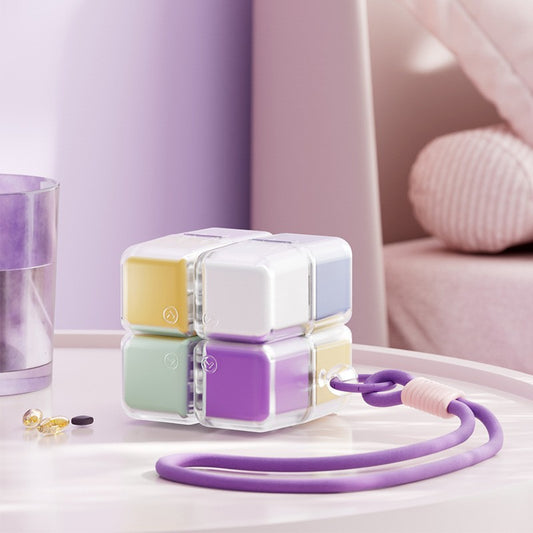 Organizator Medicamente Săptămânal, Dozator Portabil Tip Cub Rubik pentru 7 Zile, Dispenser Pastile cu Șnur de Agățare, ABS, 7.3 x 6 x 6 cm, Multicolor