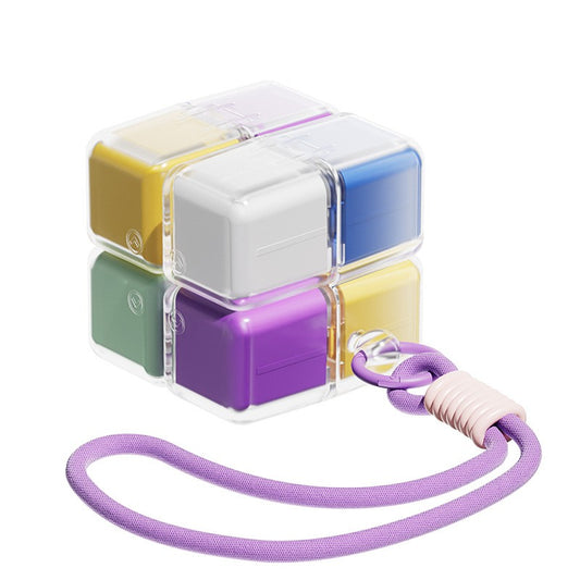 Organizator Medicamente Săptămânal, Dozator Portabil Tip Cub Rubik pentru 7 Zile, Dispenser Pastile cu Șnur de Agățare, ABS, 7.3 x 6 x 6 cm, Multicolor