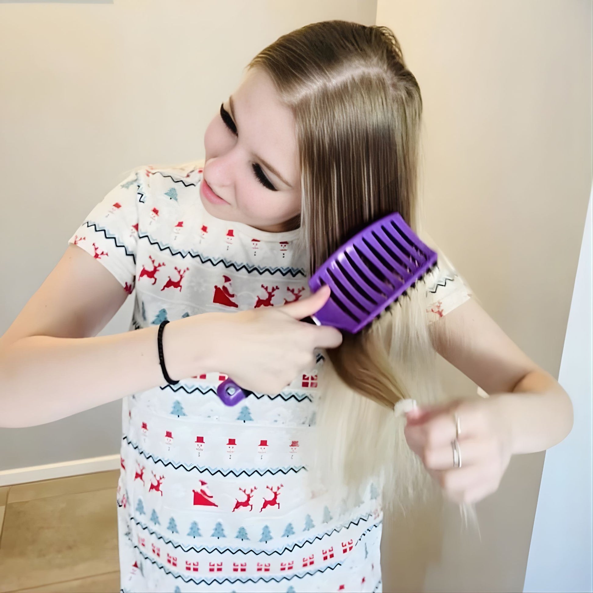Perie de Par Curbata si Ventilata pentru Descurcare, Peri Naturali de Mistret si Nailon, Efect Masaj si Uscare Rapida, Maner Antiderapant, Wet & Dry, 24.5 x 6.5 cm, Violet