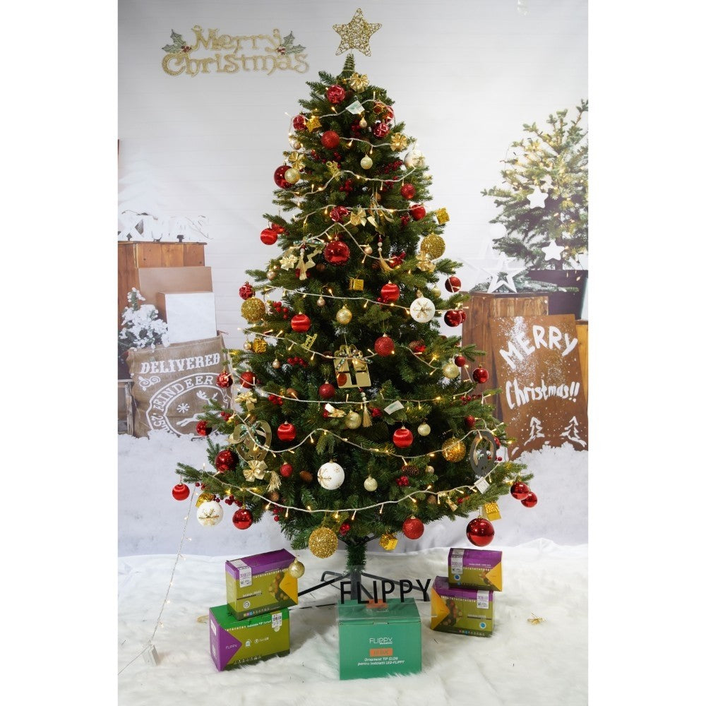 Brad Artificial de Craciun Decorat cu Conuri de Pin Rosii, Aspect Natural, 1172 Ramuri, Suport Metalic Inclus, Inaltime 210 cm, Diametru 137 cm, Verde