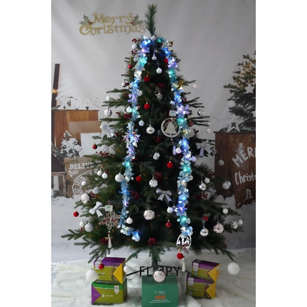 Brad Artificial de Craciun Decorat cu Conuri de Pin Rosii, Aspect Natural, 767 Ramuri, Suport Metalic Inclus, Inaltime 210 cm, Diametru 142 cm, Verde