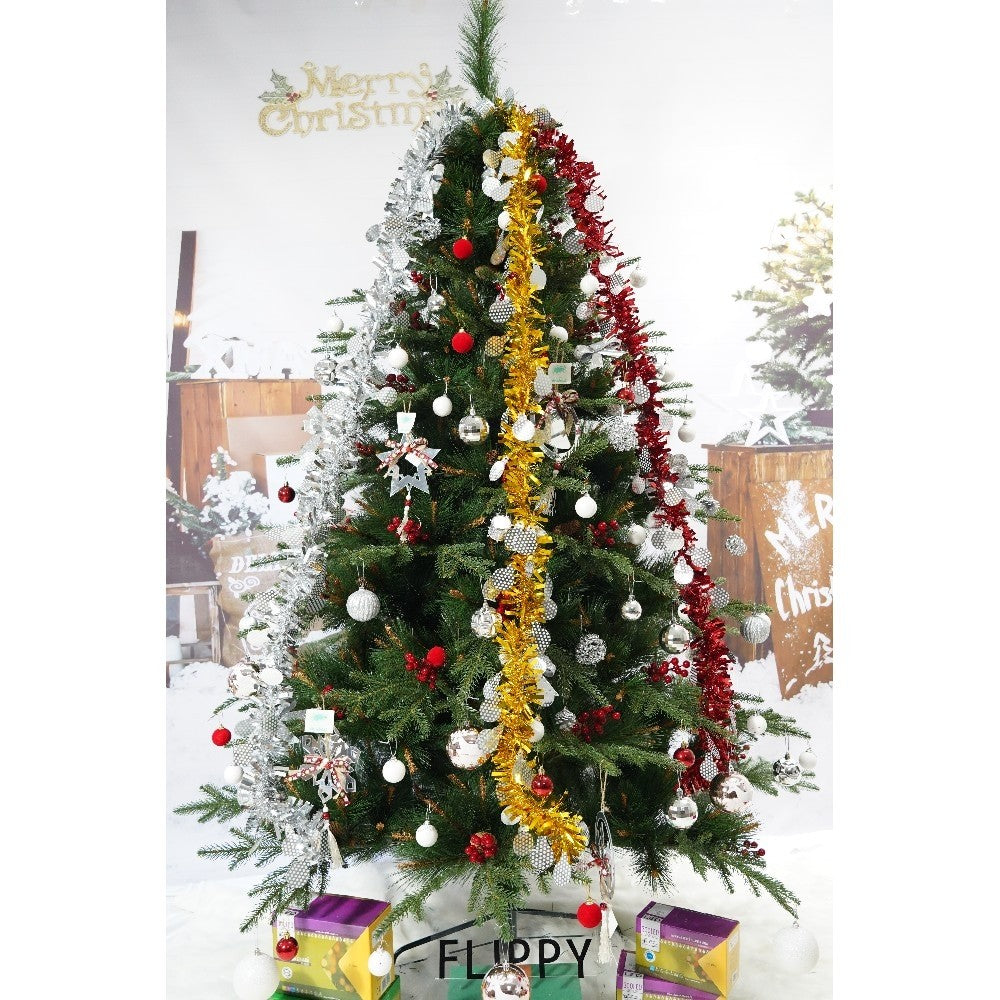 Brad Artificial de Craciun Decorat cu Conuri de Pin si Merisoare Rosii, 767 Ramuri, Suport Metalic Inclus, Inaltime 210 cm, Diametru 142 cm, Verde