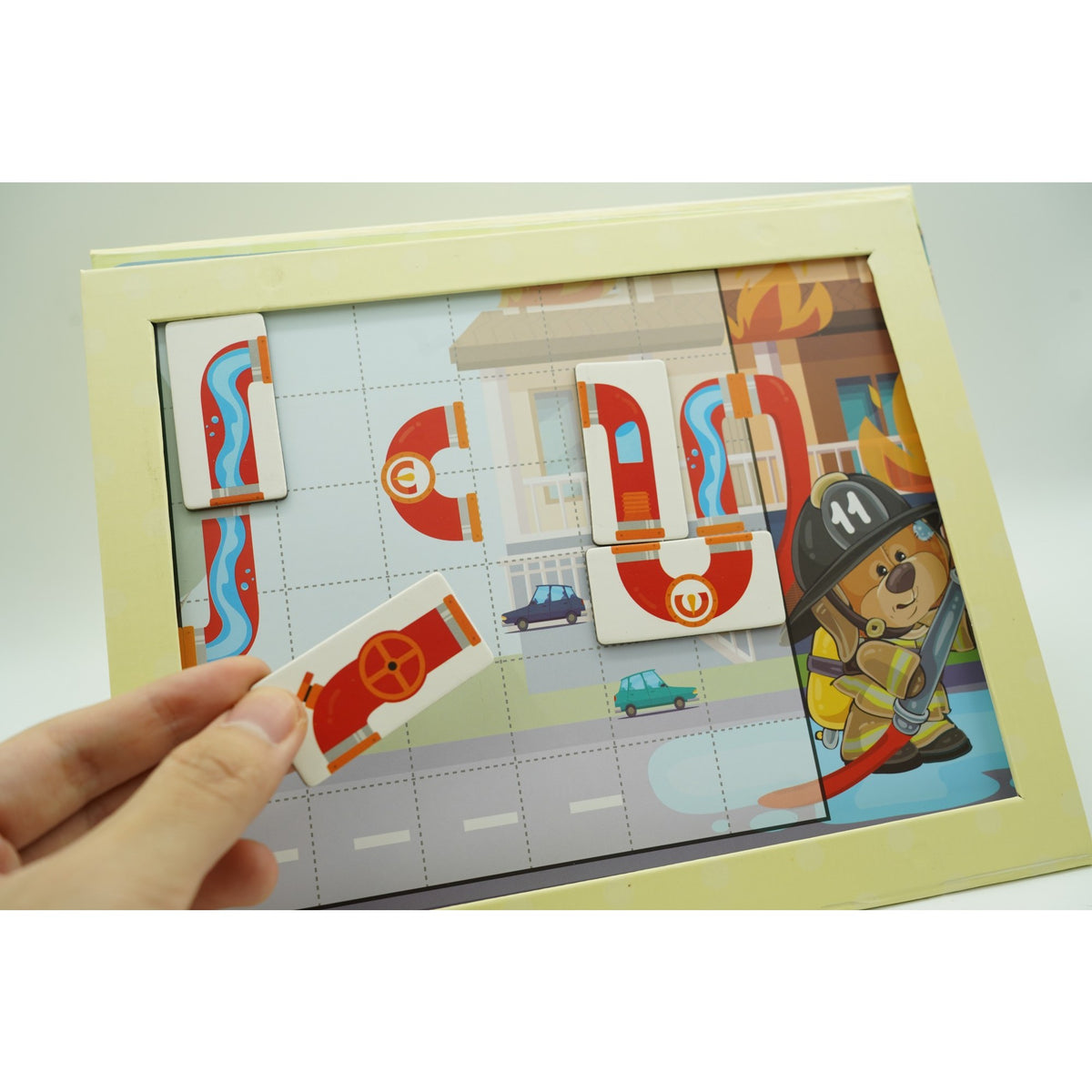 Joc Educativ Magnetic de Interconectare Micul Pompier, Puzzle Logica cu 15 Nivele de Dificultate, 9 Carti cu Provocari, Plastic si Magnet, Multicolor, +3 Ani
