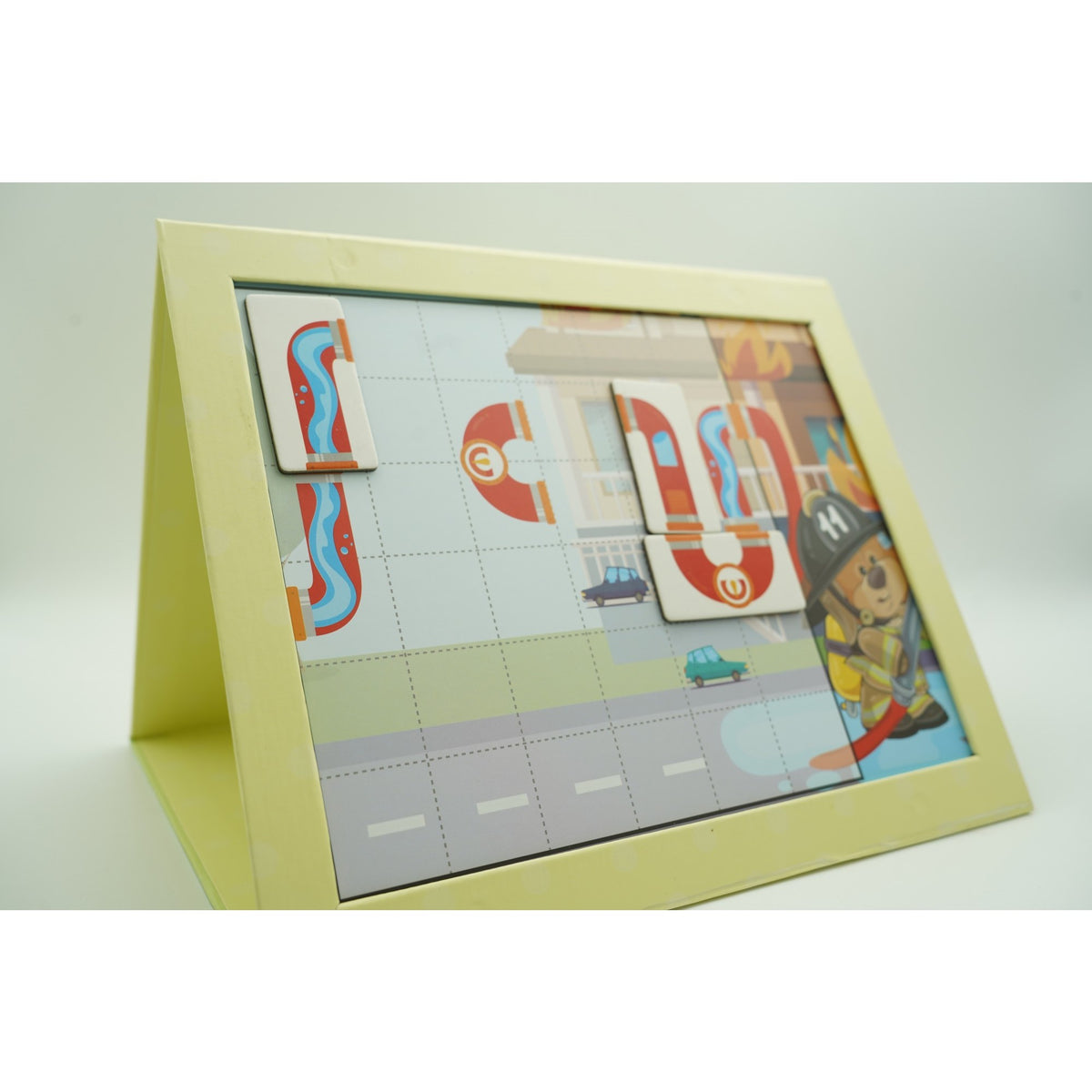 Joc Educativ Magnetic de Interconectare Micul Pompier, Puzzle Logica cu 15 Nivele de Dificultate, 9 Carti cu Provocari, Plastic si Magnet, Multicolor, +3 Ani