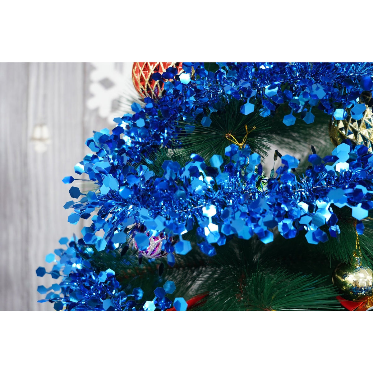 Beteala Craciun, Ghirlanda Decorativa Pufoasa, Folie PVC Rezistenta, Utilizare Interior si Exterior, Albastru, 2 m x 9 cm